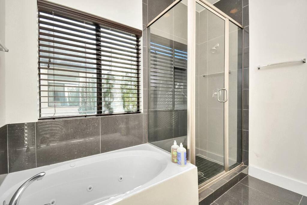 Villa 3Br/3.5Ba Three Story East Downtown Townhouse With View à Houston Extérieur photo